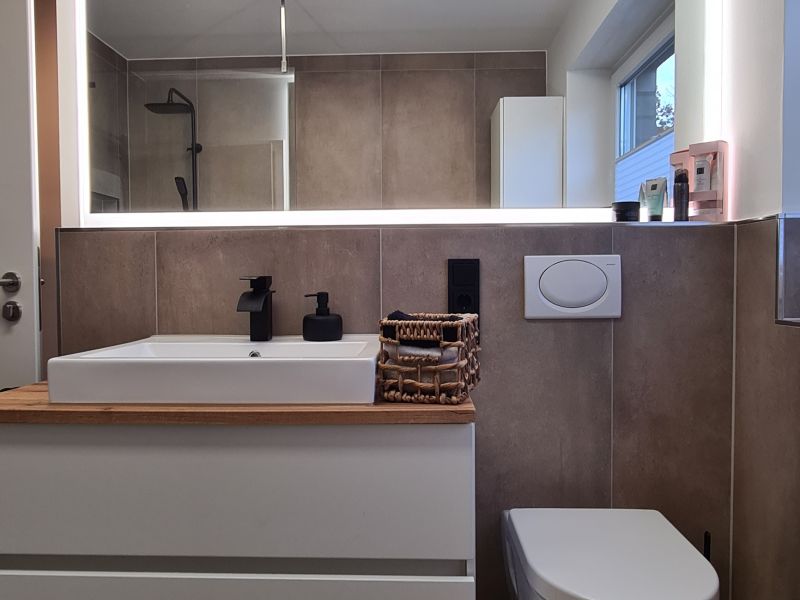 Badsanierung Rheine Fliesen Enzo Eccellente muddy 60x120 schwarze Amaturen 161212