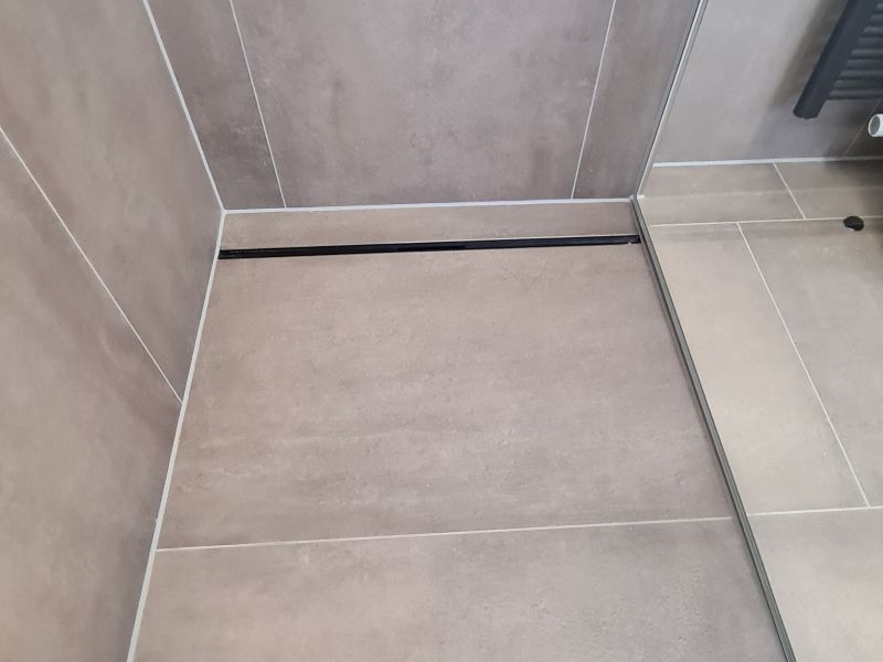 Badsanierung Rheine Fliesen Enzo Eccellente muddy 60x120 schwarze Amaturen 161300